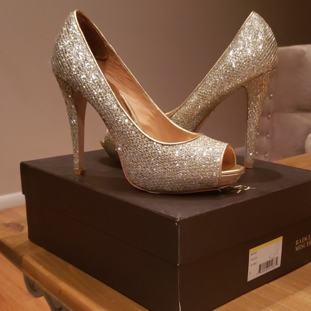 Badgley Mischka platform pumps